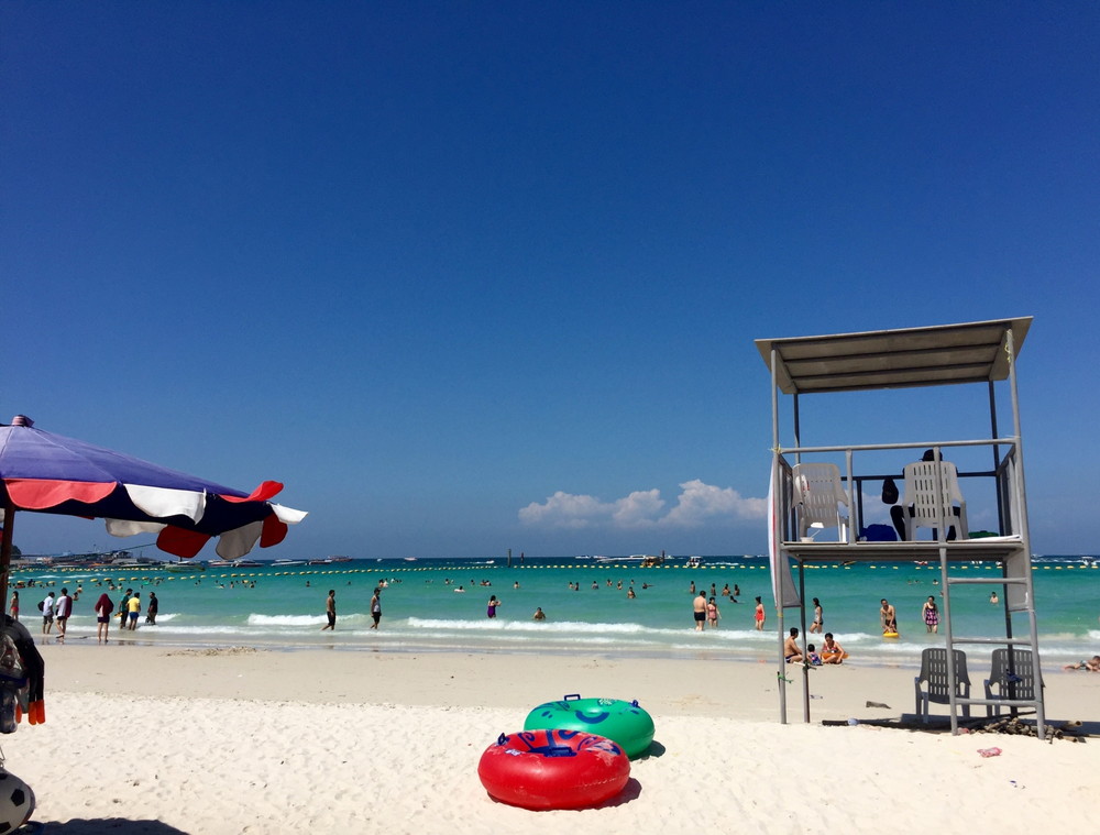 白い砂浜のビーチ
